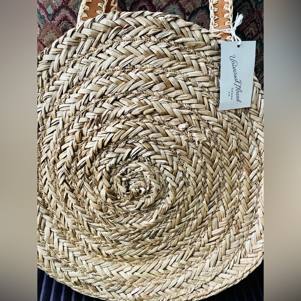 🔥 NWT~The VACATION TOTE Universal Treads Round Straw Tote Bag 1 Inside pocket - Picture 8 of 12